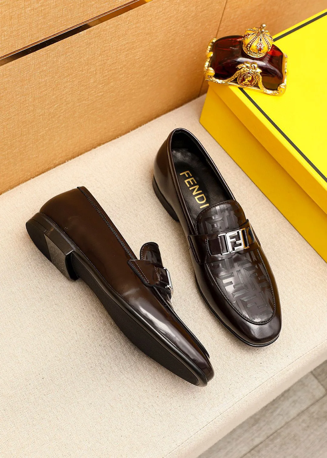 Men's shoes 💰442 💐 Product trademark: FENDI [Fendi] casual leather shoes Regular size: 38-44 (45🉑️customized) Product materials: Selected imported first-layer patent leather laser upper + luxury hardware buckle, imported cowhide leather lining. Strong three-dimensional visual effect, rubber outsole Color: 1⃣️color optional
